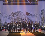 搜亚时尚拉开帷幕 李小璐女儿甜馨登台走秀