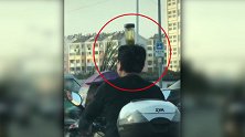安徽六安：男子骑车顶茶杯被举报：成瘾了不顶难受