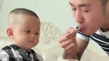 爸爸在吃冰激淋，宝宝也想吃，结果爸爸这样喂宝宝，太坑了哈哈哈