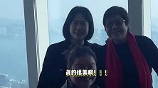 杨振宁48岁妻子翁帆现身香港，气质出众优雅从容，与刘诗昆夫妇相聚