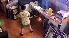 湖北黄石：桌下蚊香起火，8岁男孩一顿操作行云流水淡定扑灭