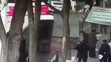 西宁路塌公交坠坑 勇敢少年救完婴儿救他人不幸坠入二次塌陷坑中
