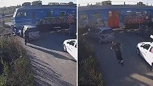 塞尔维亚：司机冒险通过铁道路口，火车撞上前一秒跳车逃走