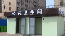 吓人！山东一女子正上厕所 坑内突然伸出一只手