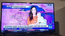 美国气象学家抱着13周大婴儿播报天气 网友大加赞扬