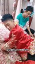 妈妈的忠言逆耳，从小叫你多吃点饭，不听，现在背媳妇都能扭到腰…丢人，家有喜事 儿子结婚了结婚扭到腰