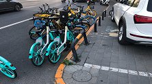 拆围栏、扔单车！离停车场仅10余米，轿车司机霸占人行道