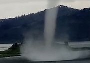 卢旺达：壮观！一个湖面上升起水龙卷，持续15分钟后消失