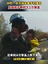 江苏淮安：女子一边骑车一边低头玩手机，撞车后座儿子飞上引擎盖