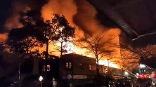 中国台湾：多栋木制老屋起火 “玉山旅社咖啡”被烧毁