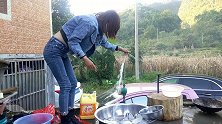 有两个美女在洗碗，你能猜出谁是结过婚的，猜对的有奖励哦