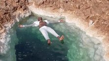 在埃及神秘美丽的沙漠盐湖 游客体验“水上漂”