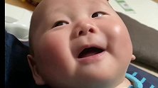3个月小宝宝目不转睛盯着爸爸笑，这肉肉脸，也太可爱了吧