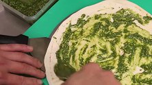 甘蓝香蒜酱番茄披萨，这搭配真是夏日里一抹清新