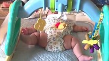 妈妈把小宝宝自己玩耍，不料宝宝竟这么干，一旁妈妈笑喷了