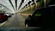 嚣张的黑色汽车司机，强行加塞还路怒，他真以为后车司机不敢撞他