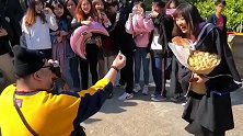 搞笑视频：求婚就是要投其所好！这羊肉串求婚把我看馋了