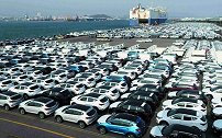 天津港豪车堆积如山，宝马降25万无人买账，车商含泪：给钱就卖
