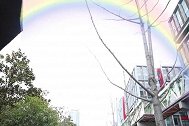 雨过天晴出现漂亮的彩虹，看多多姐姐如何“抓住彩虹”