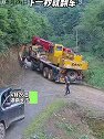 湖南长沙：男子开吊车压垮路基，下一秒就翻车