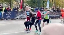 美国：男子马拉松终点前倒下，其他选手扶起他一起冲线