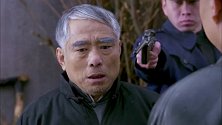 日本人追到村长家，顾星赶紧带沈孟余从后门逃走，为救老沈不惜以身犯险