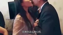 爆笑：小姐姐会跳舞就是好，站那不动都吸引人