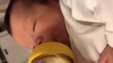 1个月大小宝宝的记录小短片，网友：“跟我家宝宝一模一样！”