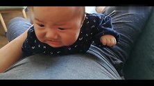 爸爸让二个月小宝宝练习趴着抬头，宝宝难受时，那委屈欲哭的眼神