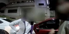 中国台湾：抢车位闹口角 警察到场只用1招 两位司机都笑了