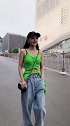 小姐姐穿衣风格真大胆，这个绿色不是谁都能穿得这么好看和有气质