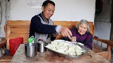 85岁妈妈教大家包抄手，吃饭还很行，常陪身边是幸福