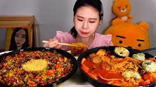 韩国弗朗西斯卡吃一大盆的部队酱汤拌饭，一大盆拉面饺子午餐肉！