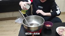 小胖用三个小米椒做鸡丝面,滑嫩的鸡丝配上面条,吃起来辣的很