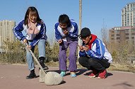 食堂打饭测臂力，谁知美女学霸用杠杆原理轻松战胜两男生，真机智