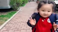 小女孩放学后在自己家楼下嗨起来了，这舞跳的太可爱了