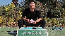 骗子摆摊小字加一笔游戏，没想到来个农村小伙，把奖品全赢走了