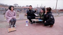同样都是摆摊卖鸡蛋，小伙的生意极好，美女却无人关顾
