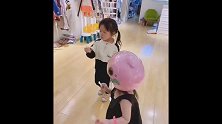 这俩吃的畏畏缩缩偷偷摸摸的，一个笑话一个，原谅我实在没忍住