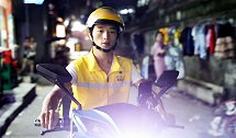 暖心！路遇外卖小哥胃痛 公交车长三次下车救助