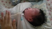 出生第19天的宝宝，第一次套上睡袋，这反应也是醉了