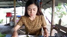 泰国妹子吃牛杂汤和炒肉，路边大排档也吃得很美味