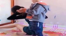 小家伙帮妈妈拉拉链，真懂事！