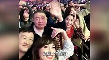 72岁刘銮雄陪甘比看黎明演唱会，开心挥手面容憔悴，但仍开心跳舞