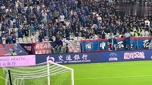 实拍比赛中多名申花球迷辱骂泰山队跟队记者