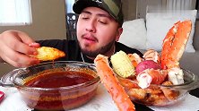 胡子小哥吃帝王蟹和大虾，蘸着一碗热辣椒油，吃得很美味