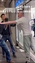近日，爱尔兰一名白人男子不戴口罩强闯华人食品超市，被店主“反杀”的视频在网络引发热议！
