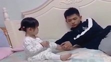 哥哥都挠累了，妹妹还嫌挠的不好，结果哥哥的一个举动妹妹懵圈了！