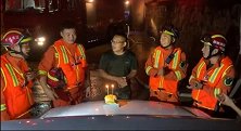 感动！消防员在排涝现场过了生日 队友送蛋糕唱生日歌