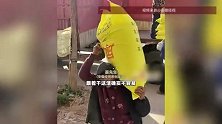 74岁奶奶受雇卖家扛包卸货，动作利索得让人心疼